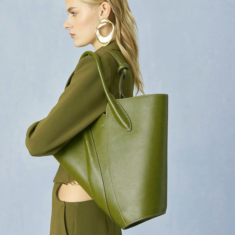 اسم مخصص الأحرف الأولى دلو حقا - مراجعة Luxury Bags Trend 2025 وسعره