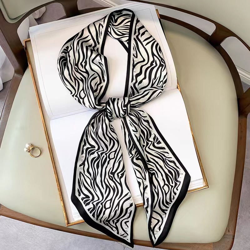 وشاح حريري مربع فاخر بنقشة حما - مراجعة Discount Luxury Bags وسعره