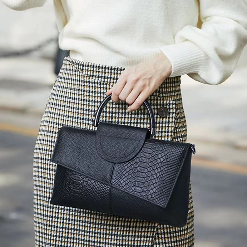 حقيبة يد أنيقة وعملية بتصميم أ - مراجعة Luxury Bags News وسعره