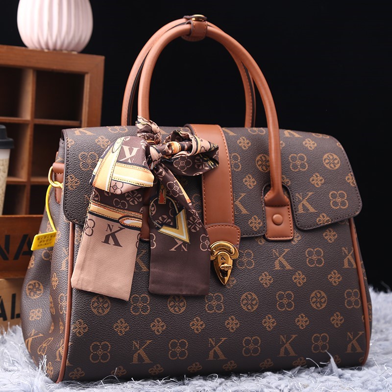 حقيبة نسائية ماركة فاخرة خفيفة - مراجعة Luxury Bags Trend 2025 وسعره