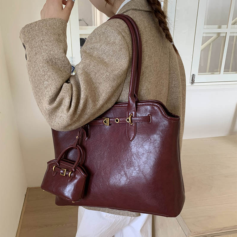 الجانب الأيسر كبير بولي Leathe - مراجعة Luxury Bags Trend 2025 وسعره