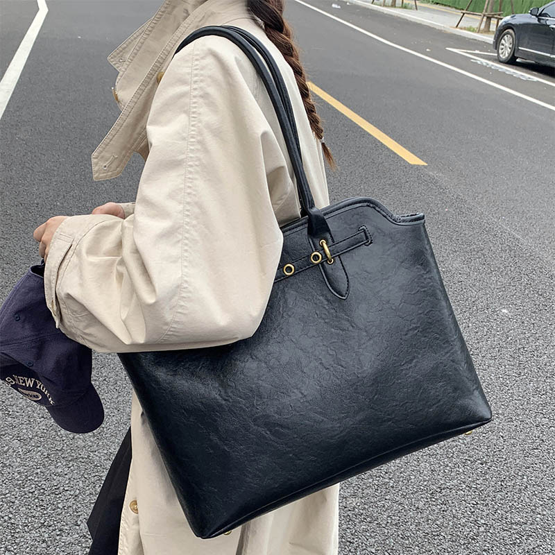 الجانب الأيسر كبير بولي Leathe - مراجعة Luxury Bags Trend 2025 وسعره